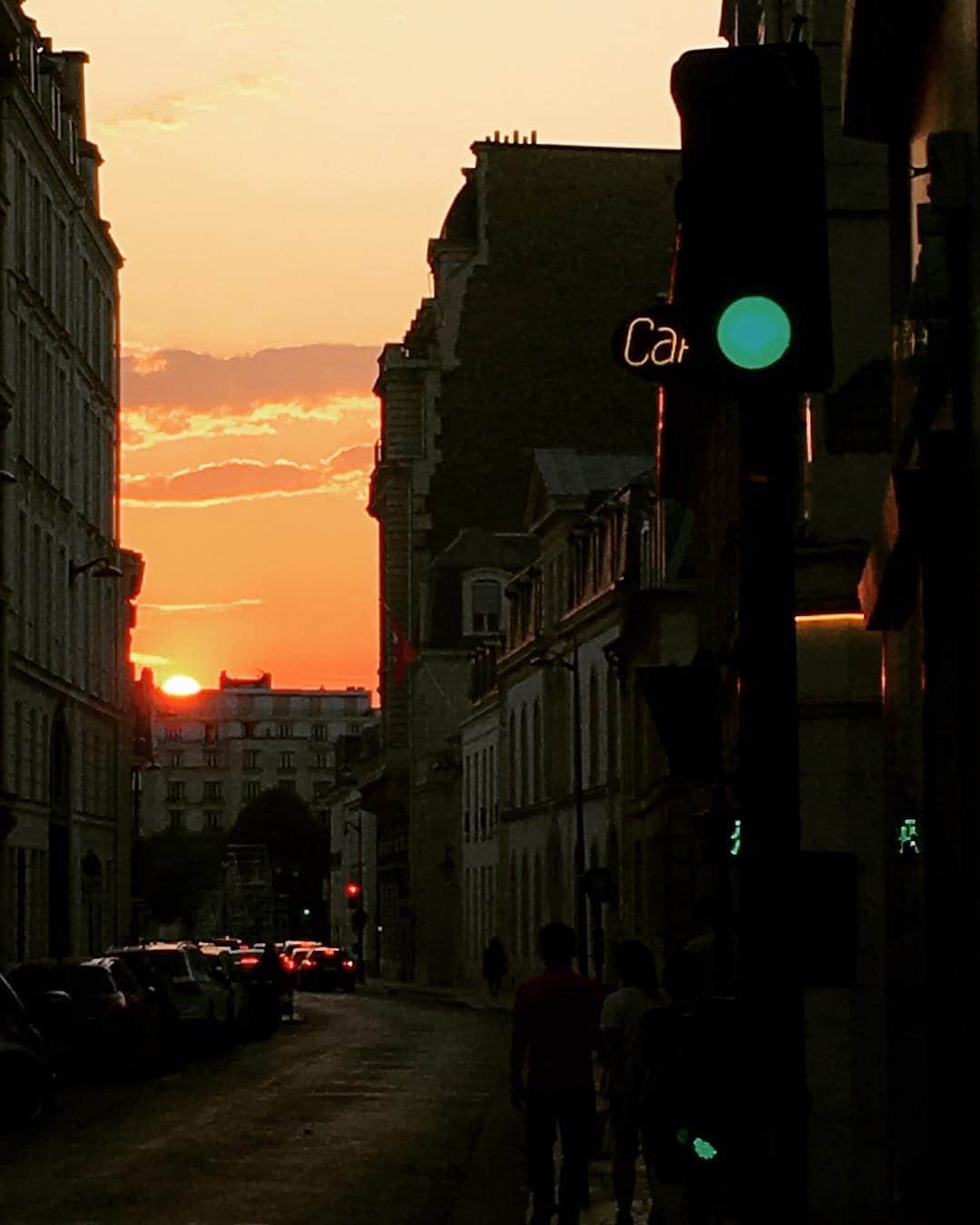 辻仁成さんのインスタグラム写真 - (辻仁成Instagram)「パリの夕景なり。街角に立つ。」4月20日 3時49分 - tsujihitonari