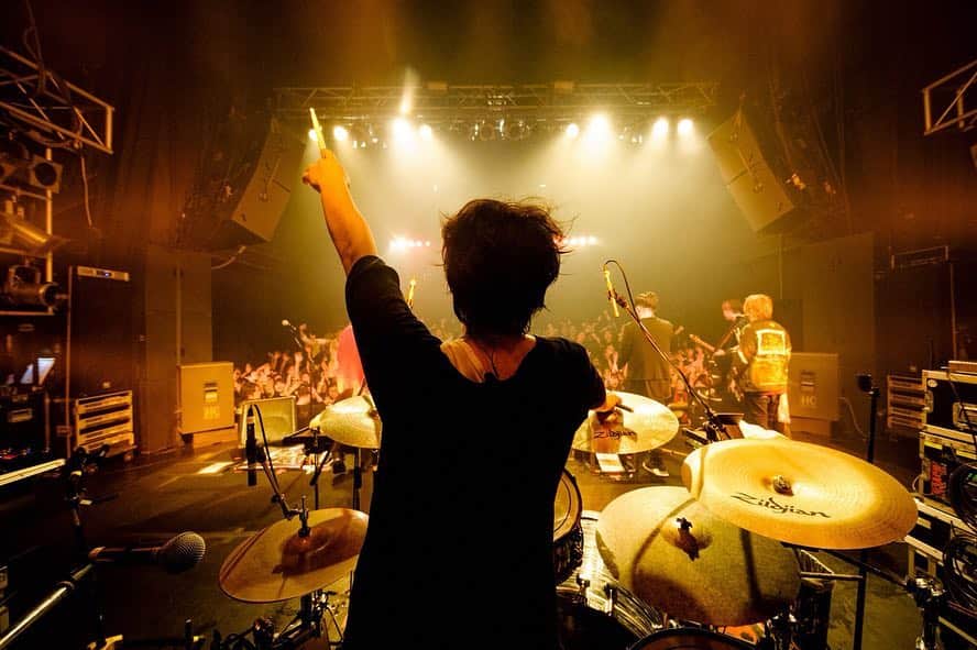 HIROSHIのインスタグラム：「‪20th Anniversary Beginning of the Story‬ ‪福岡DRUM LOGOS‬ サンボマスターマジ良かった。 相変わらず‪良いライブをしてくれる。‬ ‪ほんまにありがとう。 ‬ ‪遊んでくれたみんなも最高やったよ。‬ マジありがとうね!!!!! アッキーナいつもありがとう。 ‪photo  by @ninjajon  #ROTTENGRAFFTY‬ ‪#サンボマスター‬」