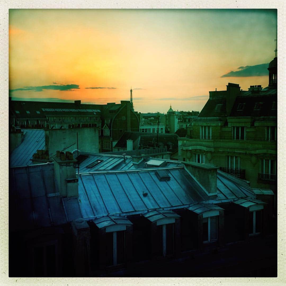 エマニュエル・ベアールのインスタグラム：「#magichour ... Have a beautiful Week end ☀️ #lestoitsdeparis」