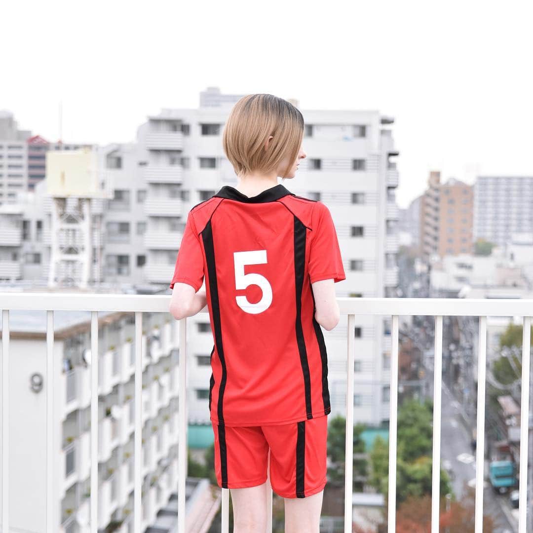 姫沢のインスタグラム：「❤️ 5️⃣ ❤️ Another cosplay I did a while ago, Kozume Kenma from HQ! Back then I was going through a lot and wasn‘t able to speak up about it. I lost a lot of weight and the uniform looks really loose on me... I hope I never have to go through things like this again.  Nevertheless Kenma is one of my favorite characters! And sports anime really helped me work out, eat well and be healthier!  #hq #haikyuu #kozumekenma #kozumekenmacosplay #hqcosplay #nekoma #haikyuucosplay #himezawa #姫沢 #ハイキュー #レイヤー #外国人 #ドイツ人 #ジャンプ」