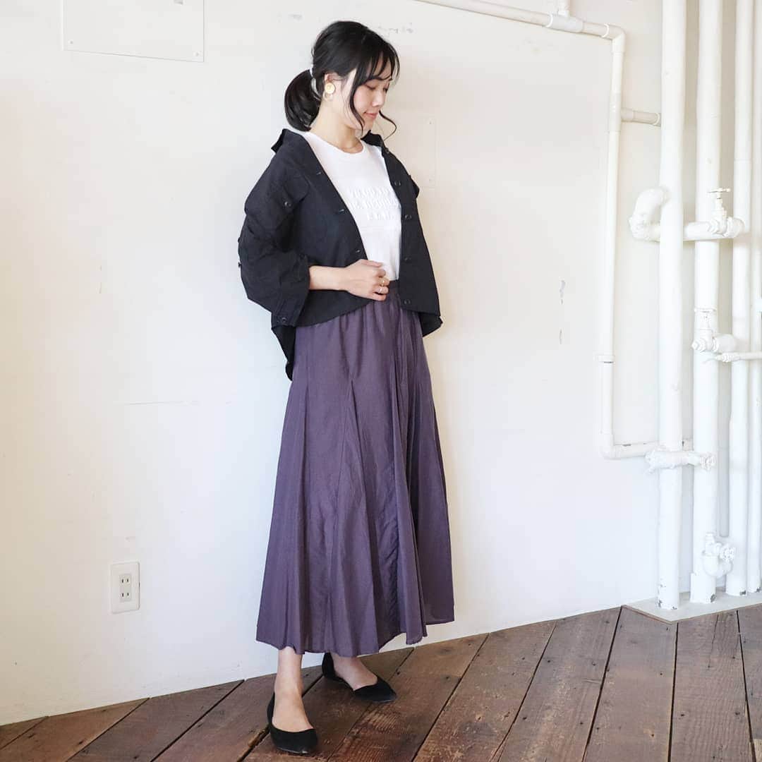 Eri Satoのインスタグラム：「navy×white×purpleコーデ · shirt,knit,skirt : @blancbasque ·  全身 #blancbasque の春の新作🌸 実はネイビーって私全く着ないんだけど、ミリタリーテイストだと抵抗ないかも😊 このスカートはシルエットと落ち着いた色が本当にお気に入り✨ ·  シャツとスカートは @blancbasque のトップページのURLから買えますので見てみてね💕 · #mamagirl#locari#コーディネート#ママコーデ#ママファッション #プチプラ#プチプラコーデ #partegram#読者モデル#読モ#ママモデル #l4like #instagood#outfit #simple #coordinate  #fashion #casual #コーデ#シンプルファッション#カジュアル #style #お洒落さんと繋がりたい #code #ファッション#ootd」