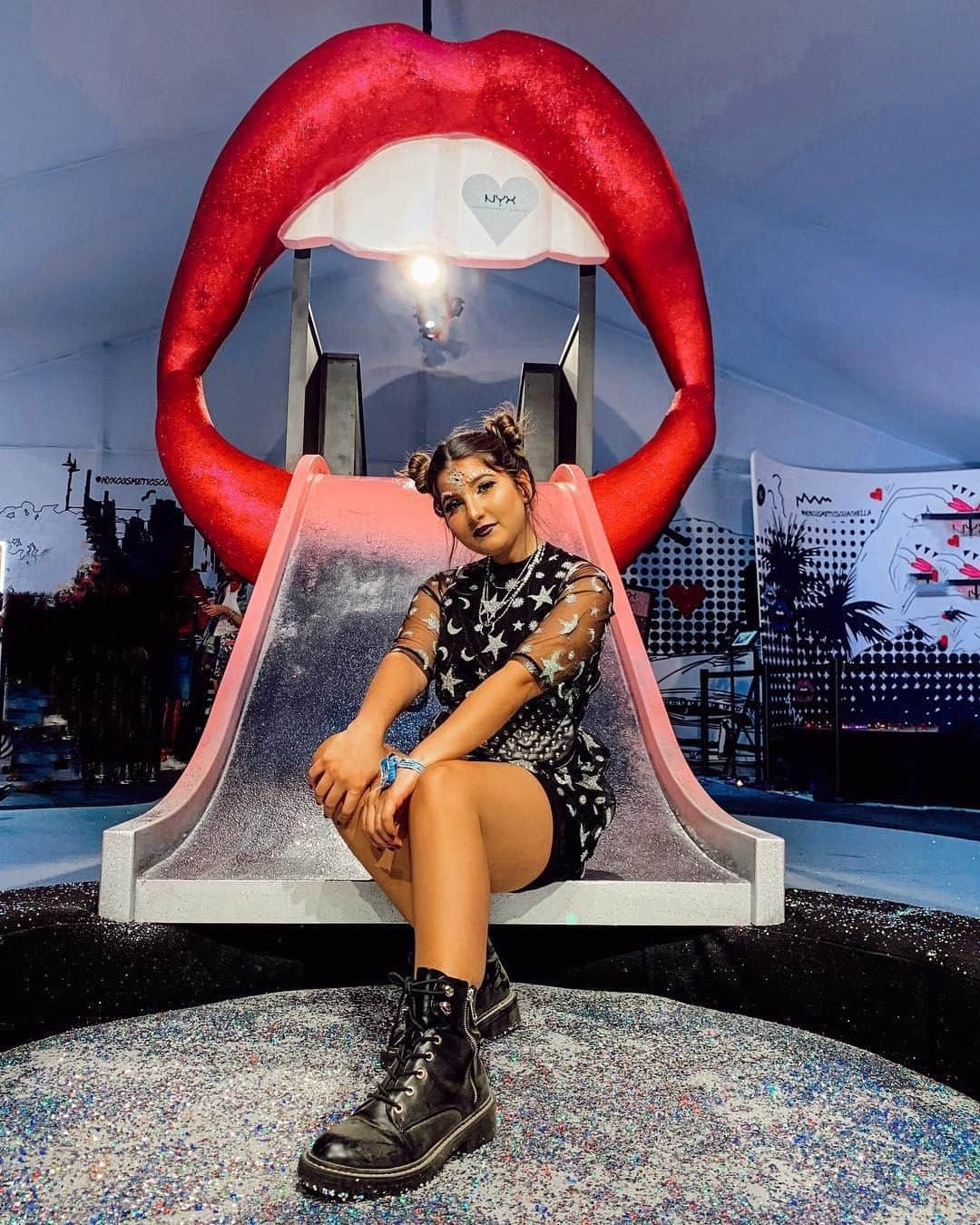 NYX Cosmeticsさんのインスタグラム写真 - (NYX CosmeticsInstagram)「Live out your wildest glitter fantasy at our GLITTER TRIP 🌟🤩✨ Located near the food court at Coachella 🎶💃🌴 || #Regram @islandmischief_ #nyxcosmeticscoachella #nyxcosmetics」4月20日 3時59分 - nyxcosmetics