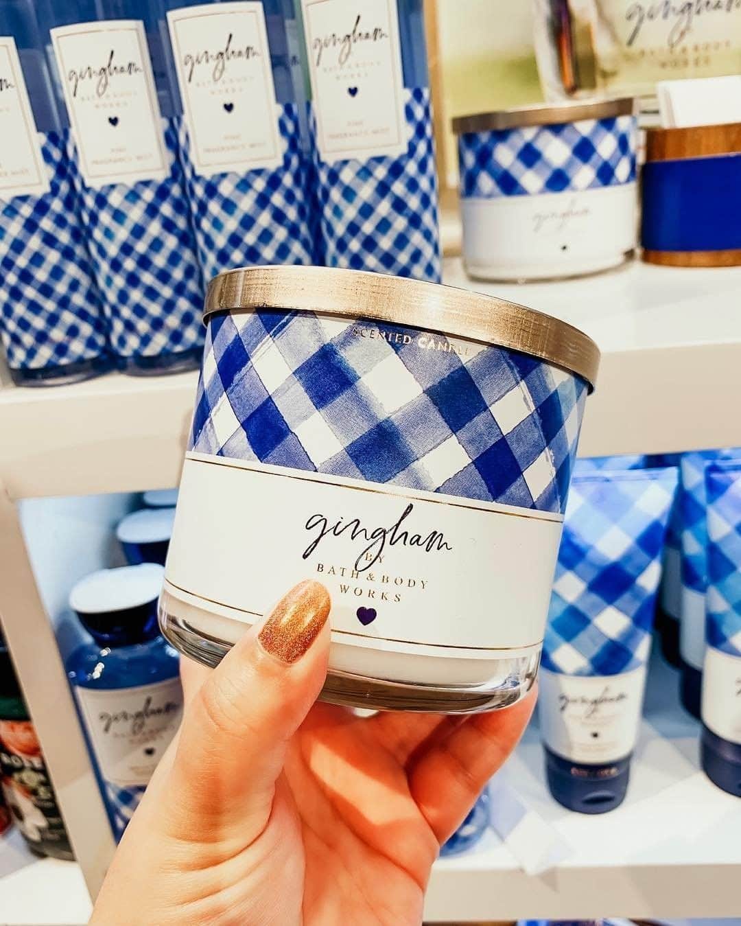 Bath & Body Worksさんのインスタグラム写真 - (Bath & Body WorksInstagram)「When you 💙 a fragrance SO much, you have to go back for seconds! Hands up 🙋‍♀️ if you're heading to the store this weekend! 🙌」4月20日 4時00分 - bathandbodyworks