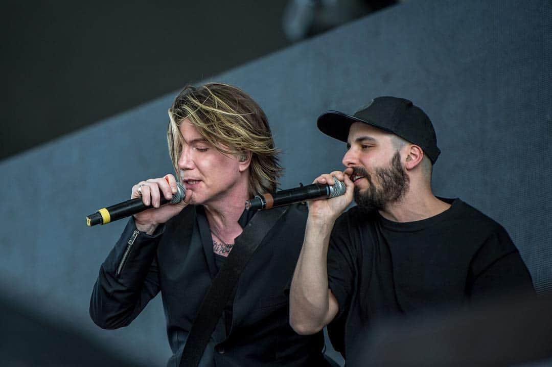 グー・グー・ドールズさんのインスタグラム写真 - (グー・グー・ドールズInstagram)「Remember when @johnrzeznikggd took the @coachella stage last year with @cashcash? #FBF #Flashback」4月20日 4時00分 - googoodollsofficial