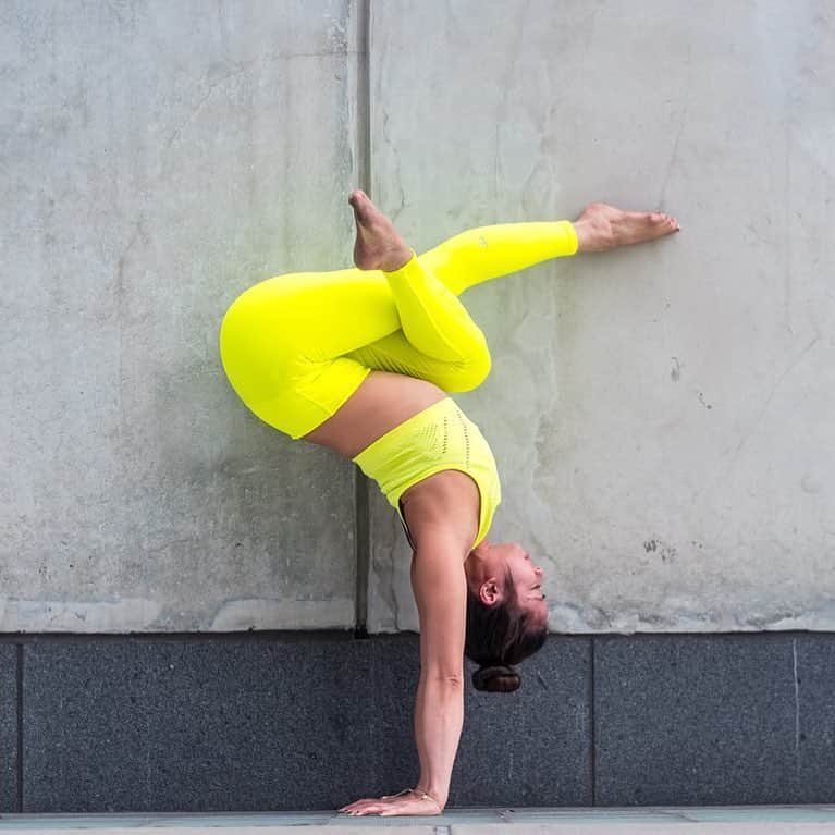 ALO Yogaさんのインスタグラム写真 - (ALO YogaInstagram)「Always look on the bright side of life ⭐️ especially when it comes in Highlighter 😍  @meliniseri‘s handstand practice is stronger than ever in her Lark tank and Airlift leggings in new Highlighter ⚡️#aloyoga #yoga #summer」4月20日 4時00分 - aloyoga