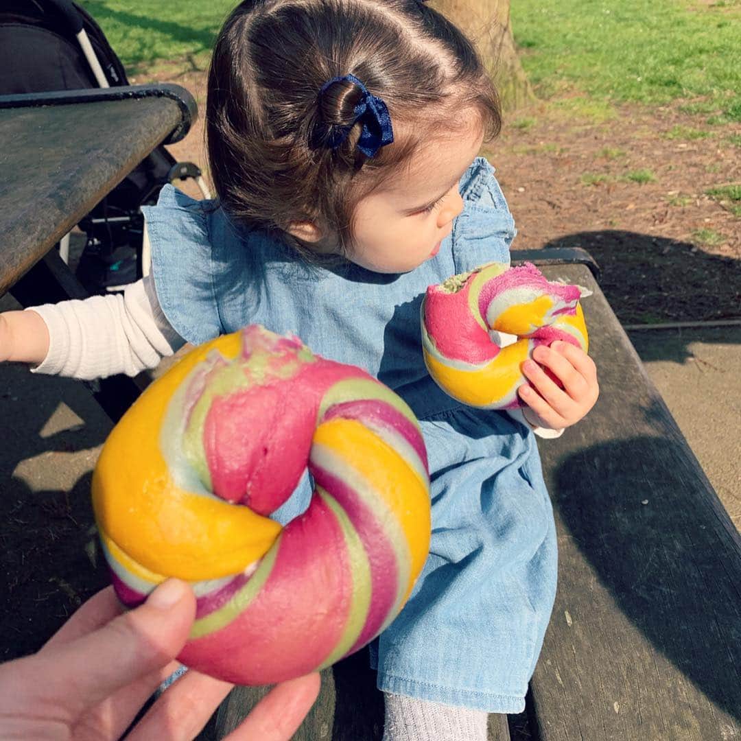 MEGのインスタグラム：「昨日ナチュラル系スーパー「Whole Foods」でみつけたレインボーベーグル。野菜やフルーツの色のみで着色してるらしい。ピクニック日和のイースターホリデー🥚 #naturalcoloured」