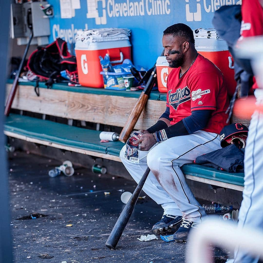 クリーブランド・インディアンスさんのインスタグラム写真 - (クリーブランド・インディアンスInstagram)「Sitting at home when your Friday night plans get canceled. 😐 • • • Tonight’s game vs Atlanta has been postponed and we will play a traditional doubleheader tomorrow. Please see our Instagram story for more details.」4月20日 4時11分 - cleguardians