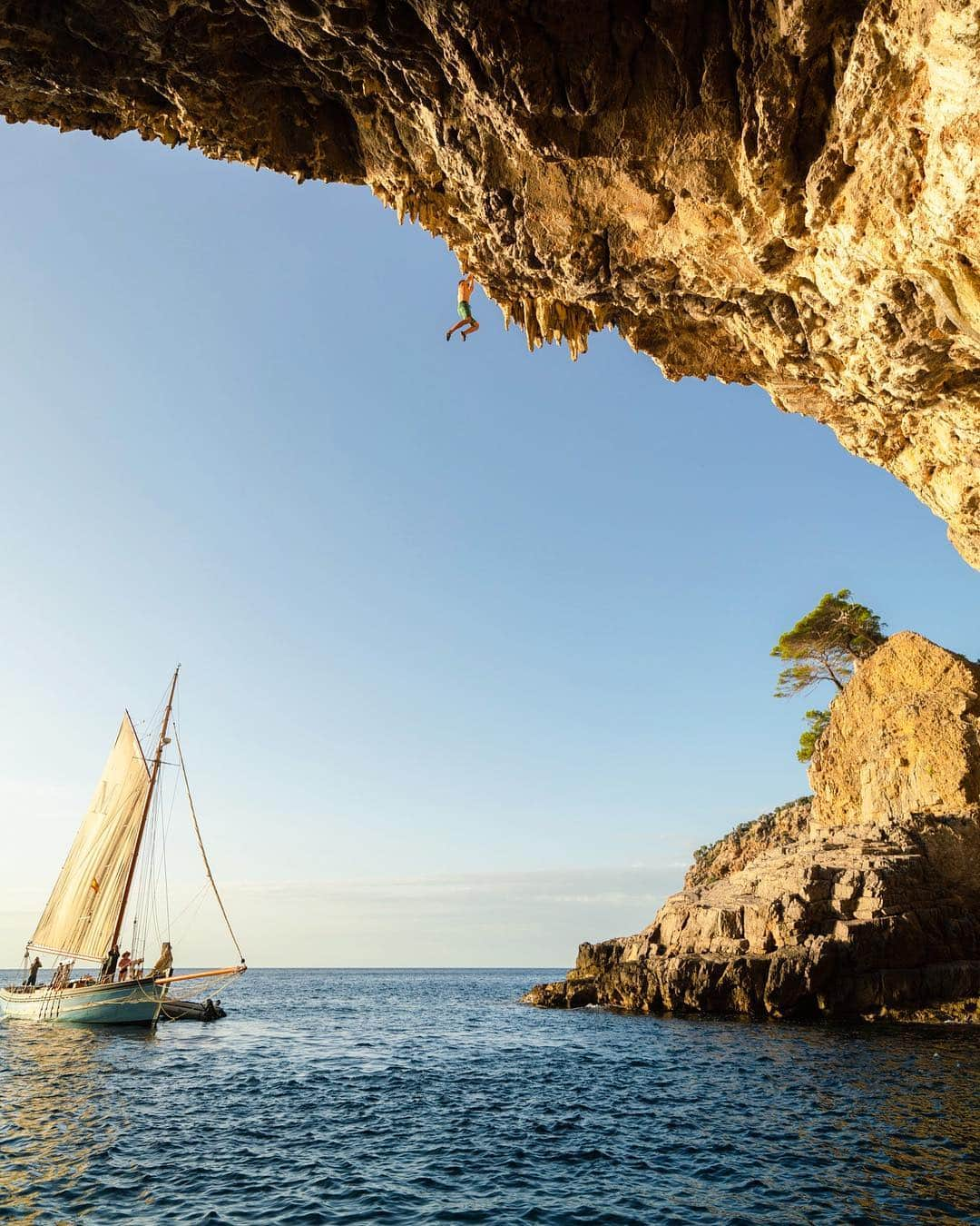 クリス・バーカードさんのインスタグラム写真 - (クリス・バーカードInstagram)「Nowhere to go but down. Deep water soloing can quickly go from fun to terrifying. Straight from Olympic 2020 training  @nathaniel.coleman met us in Mallorca for a deep water soloing trip during our last @prana shoot.」4月20日 4時18分 - chrisburkard