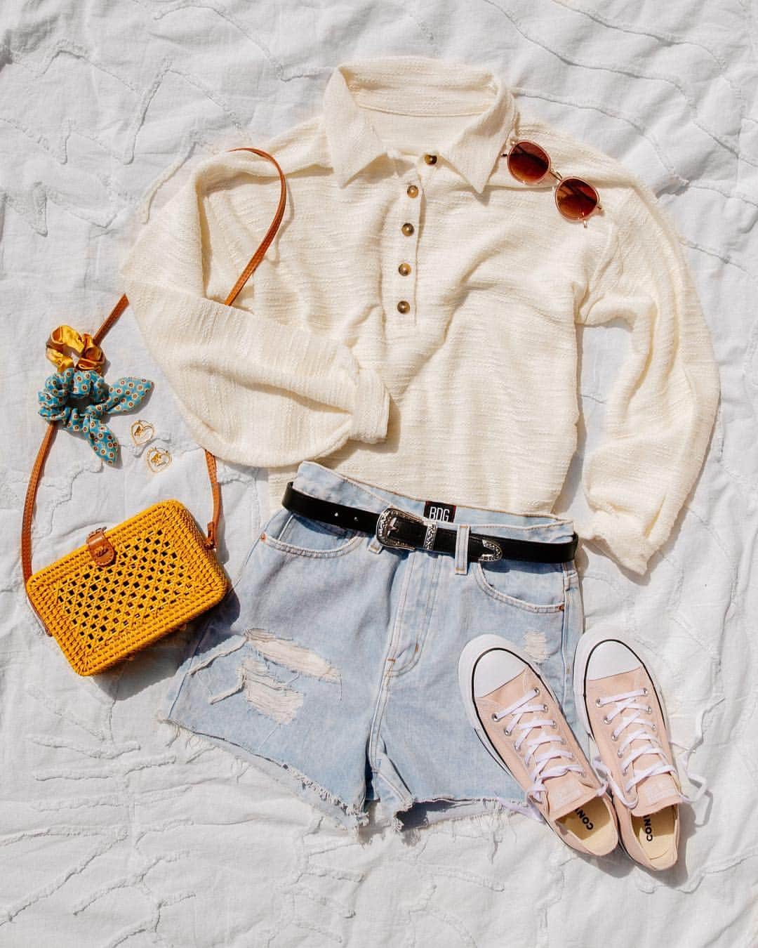 Urban Outfittersさんのインスタグラム写真 - (Urban OutfittersInstagram)「How we're doing spring: light sweaters, cutoff shorts, and straw bags. #UOonYou」4月20日 4時18分 - urbanoutfitters