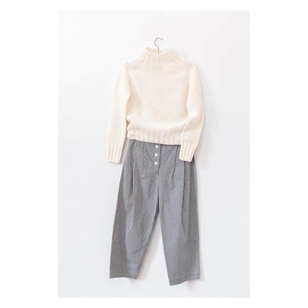 キャベジズ&ローゼズのインスタグラム：「The Charlotte Aran in Cream is a beautiful Scottish merino wool and cashmere mix that looks especially lovely when worn with the Camilla Trousers in Black Candy Stripe #creamsweater #madeinscotland #madeinengland🇬🇧 #merinowool #cashmeremix #candystripe #springlook #stripedtrousers #cabbagesandroses #cabbagesandrosesfashion @christina_strutt @cabbagesandroses_shop 👆Link In Bio👆」