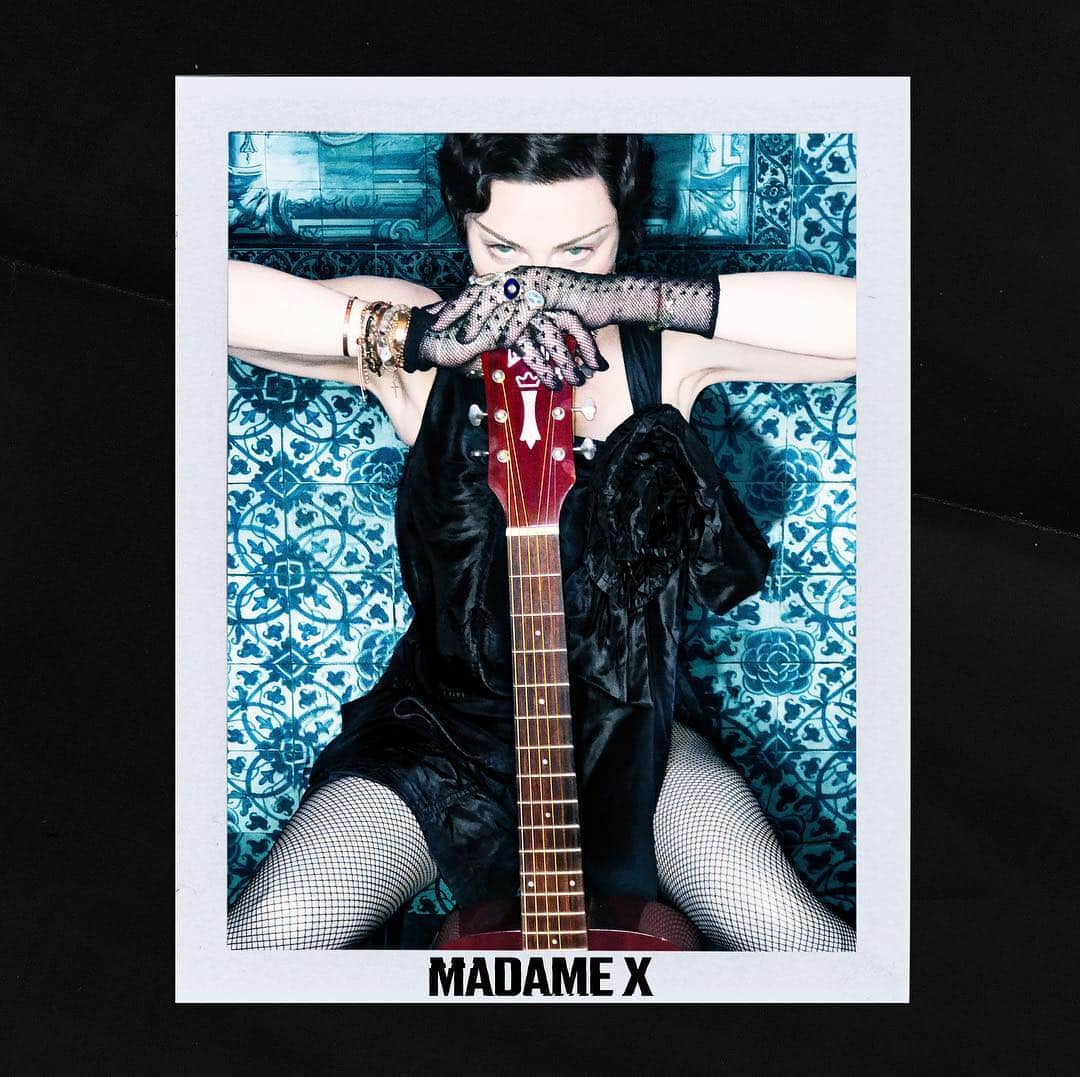 マドンナさんのインスタグラム写真 - (マドンナInstagram)「Madame ❌ is a teacher ❌ guitar lessons anyone? check out the merch - https://shopuk.madonna.com/. @stevenkleinstudio」4月20日 4時41分 - madonna