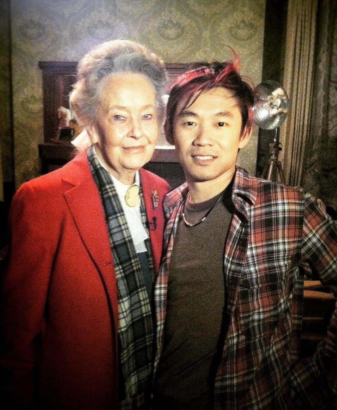 ジェームズ・ワンのインスタグラム：「(Photo from the set of The Conjuring, 2012)  Really saddened by the news of Lorraine Warren’s passing. She was truly one of the sweetest, loving and caring person I’ve ever met — beaming with the brightest spirit. I feel very fortunate to have met her, gotten to know her and her wonderful family, and I’m truly honoured to have been the one to showcase a slice of her incredible life story to the world.  For someone who spent her whole life dealing with the afterlife, she gave me the impression she was never fazed by death. Maybe it’s knowing that there’s something more after our time is over on this earth.  My condolences and love to her family. There’ll never be another Lorraine Warren. She was truly one of a kind.  She’s with Ed now. In heaven. Onto their next adventure.」