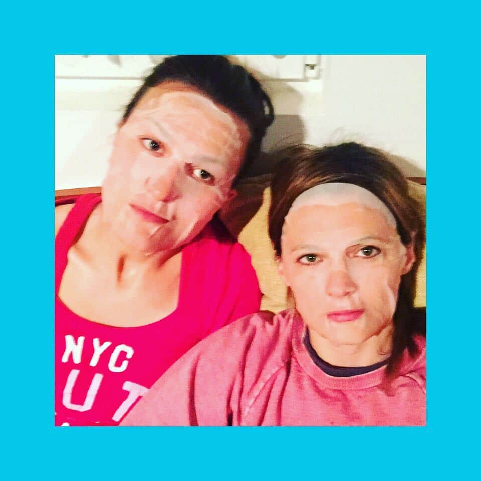 スタナ・カティックさんのインスタグラム写真 - (スタナ・カティックInstagram)「Last Masque Challenge for the week! (Everyone’s skin is going to be luscious by the time this show drops on #Amazon). My cousin & I in a #latergram #ABSENTIAMasqueChallenge challenge hilarious stunner @megcionni , adorably atomic @malchita & the woman with magic hands @lizbeth4beauty 💋💋」4月20日 4時38分 - drstanakatic