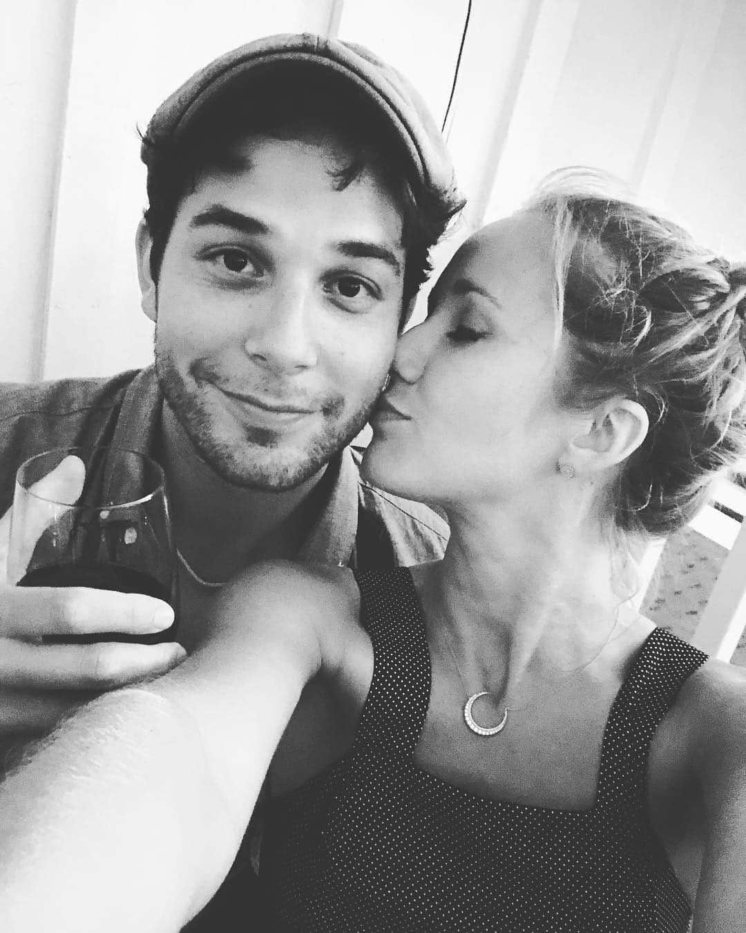 E! Onlineさんのインスタグラム写真 - (E! OnlineInstagram)「Anna Camp and Skylar Astin's relationship started off as a friendship, then Skylar "never saw an end of wanting to be in her life." Link in bio for more on their past romance. (📷: Instagram)」4月20日 4時53分 - enews