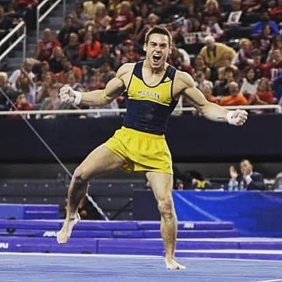 サミュエル・ミクラクのインスタグラム：「NCAA’s are here! Get hyped, be safe, and show off a years worth of work 💪😉 Which team is taking the W?」