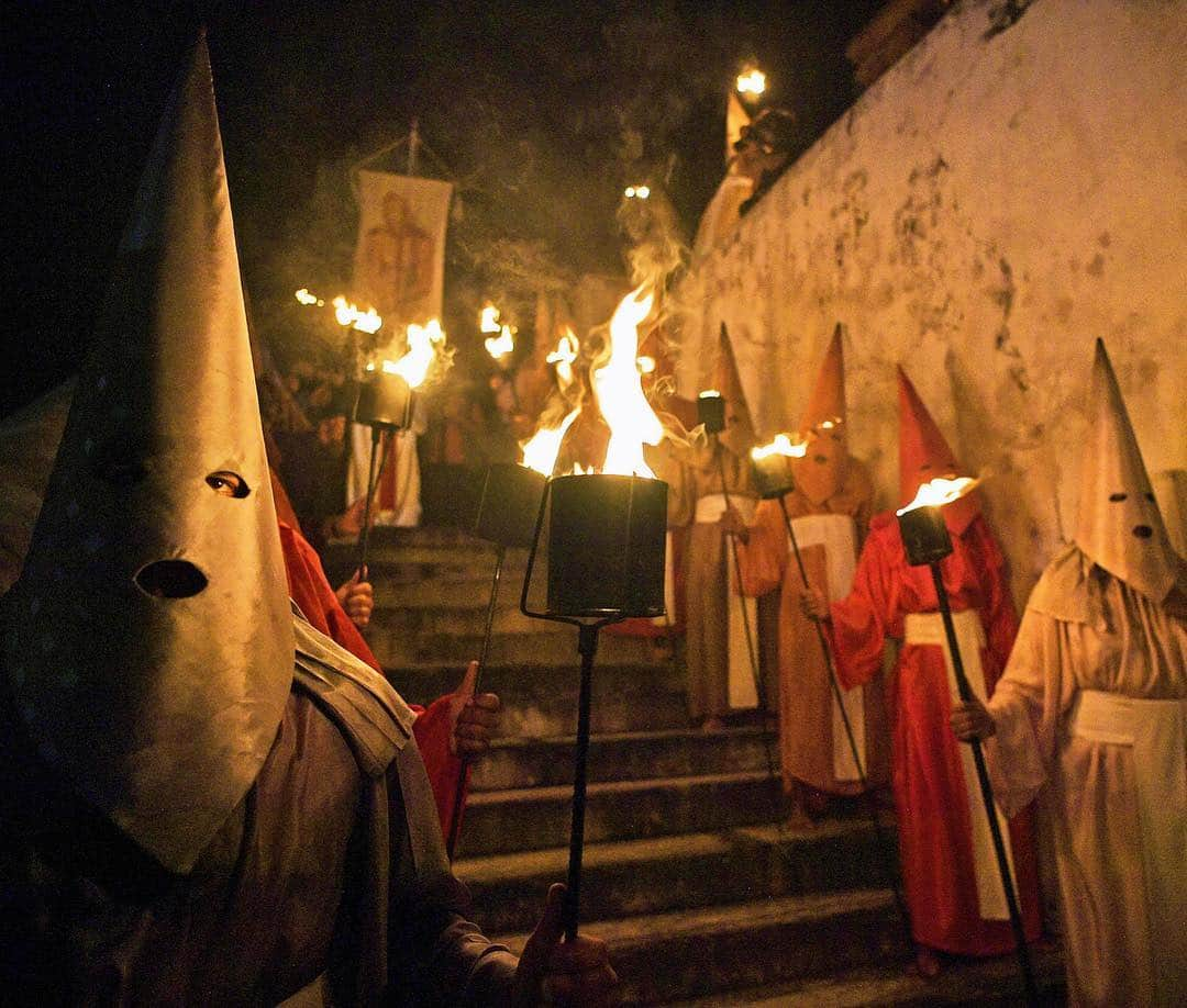 NBC Newsさんのインスタグラム写真 - (NBC NewsInstagram)「Hooded Catholics representing Roman soldiers, known as “Farricocos,” carry flaming torches during the annual Fogareu #HolyWeek procession in Goias, #Brazil. Historically, the ceremony has served as a re-enactment of the arrest of #Jesus, and the medieval costumes were used by penitents so they could atone for their sins without revealing their identity. . 📷 Carl De Souza / @afpphoto」4月20日 5時03分 - nbcnews