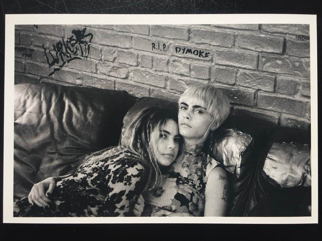 カーラ・デルヴィーニュのインスタグラム：「Roxie and Cassie aka ABCD 🔥❤️🔥」