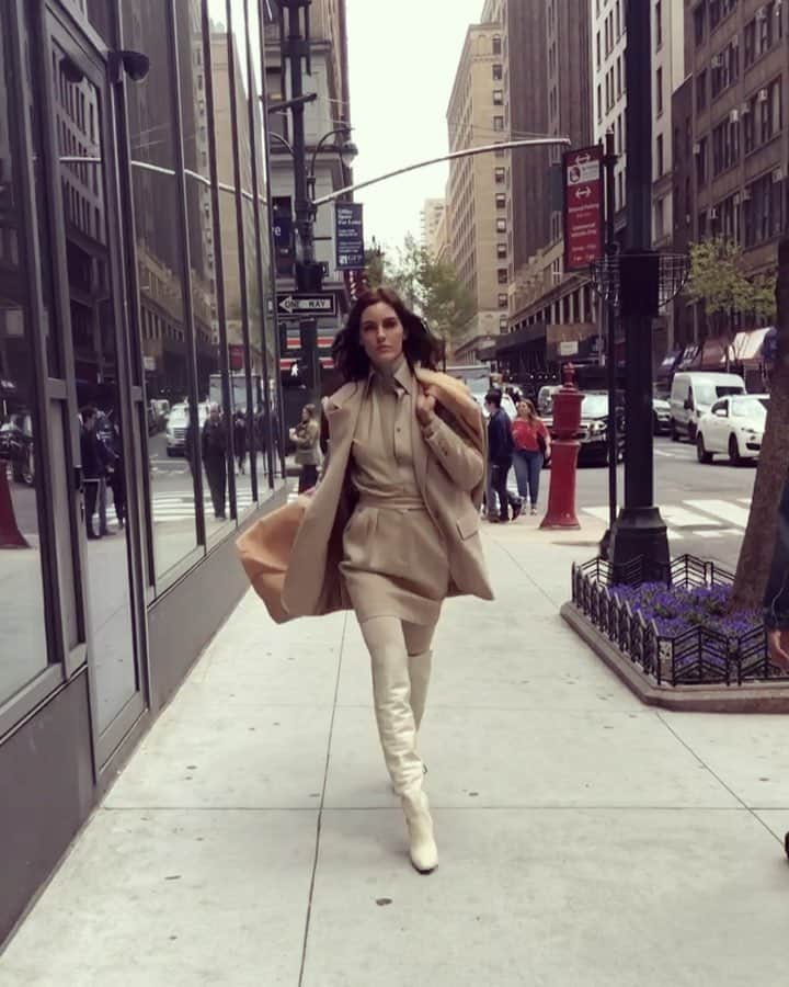 ヒラリー・ローダのインスタグラム：「THANK GOD IT’S FRIDAY」