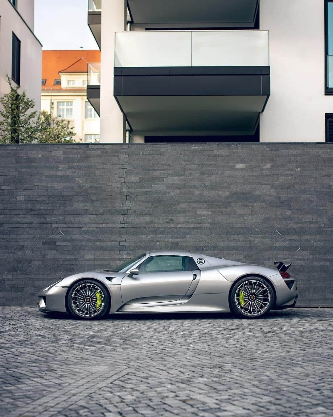 Porscheさんのインスタグラム写真 - (PorscheInstagram)「A rare species. Only 918 units of this ultimate super sports car were built. #PorscheMoment #Porsche #918Spyder #918 (📷: @domzeroto)」4月20日 5時09分 - porsche