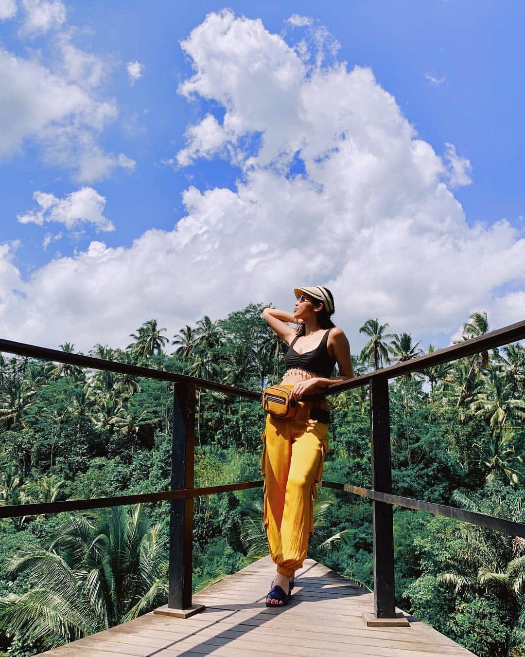 メイン・メンドーサのインスタグラム：「bralette kind of day 😆」