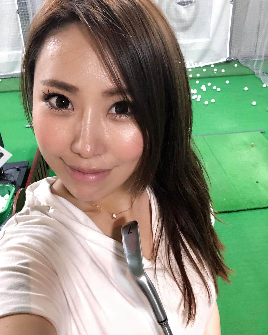 のインスタグラム：「最近スイング安定してきたしいい感じ🏌️‍♂️‍♀️だいぶ理想には近くはなってきた！もうひと頑張り！でもやっぱりちょくちょく自分の動きやすい動きに変えてしまうから先生にちょっとでもアドバイスもらうのは大事だな！昨日見てもらえて良かった😊てか頑張りすぎて顔テカテカw  @golftoday_birdies  #ゴルフ女子#ゴルフスイング#GTバーディーズ#ゴルフトゥデイ#美スイング目指して#7番アイアン#スイング動画#ゴルフ練習#江澤ヘッドプロ #バリューゴルフ大崎#ゴルフ上手くなりたい」