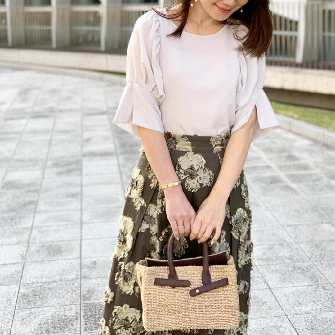 吉田美紀さんのインスタグラム写真 - (吉田美紀Instagram)「・ ちょうどいい気候☘ ・ blouse→#lialapg skirt→#unitedarrows  bag→#liala ・ #coordinate #outfit #ootd #look #style #fashion #wardrobe #instafashion #instagood #ママコーデ #ママコーディネート #ママファッション #コーディネート #ファッション」4月20日 16時06分 - miki__yoshida