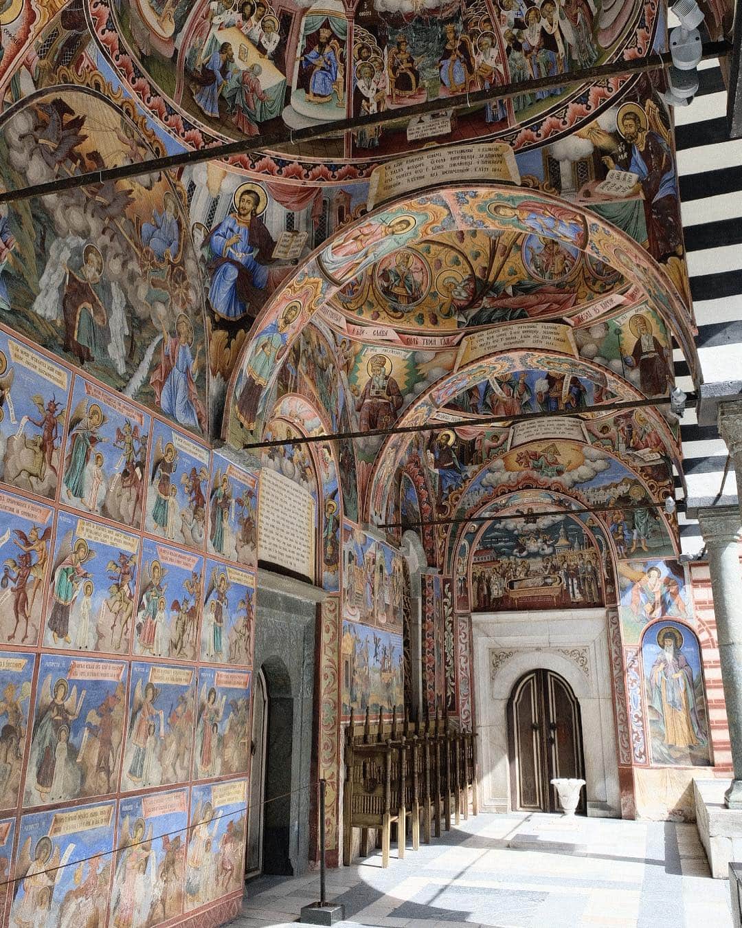 KUNIKAのインスタグラム：「My number one reason for visiting to Bulgaria was to see the Rila monastery.  3日間あればどこへでも行ける。 日本に帰っても積極的に3連休作ろう✈︎ #bulgaria #rilamonastery #rilamonasterybulgaria #ブルガリア #リラ修道院 #kunikavoyage」