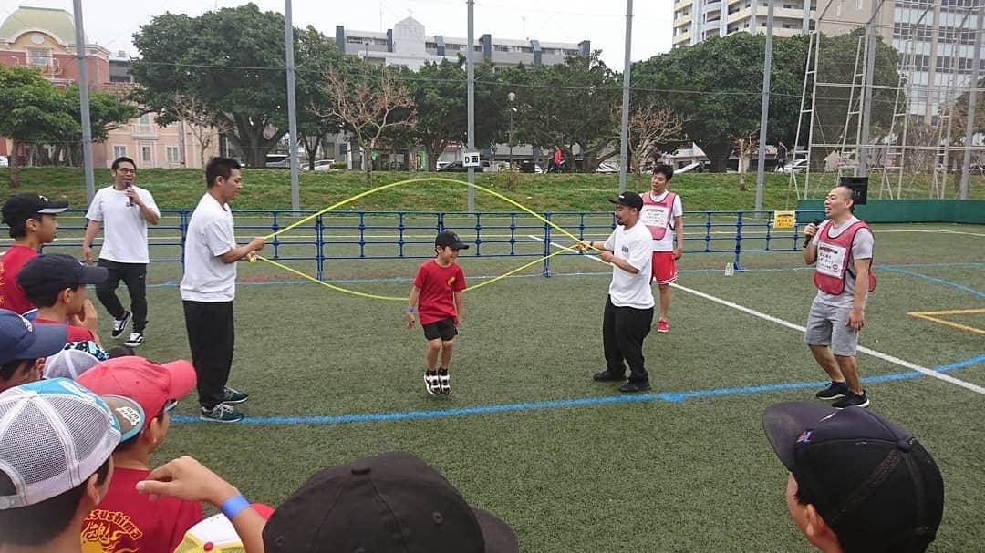 松本康太さんのインスタグラム写真 - (松本康太Instagram)「島ぜんぶでおーきな祭2019♪『よしもとスポーツパークin新都心公園』今日はダブルダッチを子供達としました(^-^)♪明日(日)は、かけっこ教室と野球教室をします(^o^ゞぜひ沖縄の方は新都心公園まで♪  #島ぜんぶでおーきな祭 #沖縄国際映画祭 #新都心公園 #よしもとスポーツパーク #レギュラー #あるある探検隊 #ダブルダッチ」4月20日 14時42分 - aruarutankentai.matsumoto