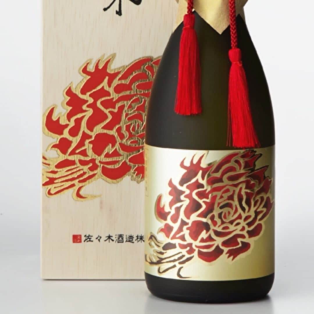 NIPPONものがたりのインスタグラム：「京都・洛中において酒造りの伝統を守る蔵元＜佐々木酒造＞。厳選した「山田錦」と名水で醸しあげ、華やかな香りときめ細かな深い味わいを生み出しました。京都の壁画絵師・木村英輝氏作の「薔薇」をラベルに描いた特別な１本です。 #和雑貨 #木村英輝 #日本酒 #京都 #職人 #高島屋 #タカシマヤ #Takashimaya」