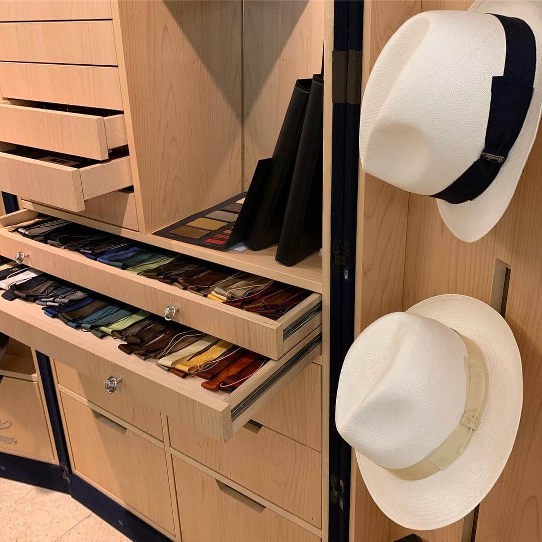 のインスタグラム：「@borsalino_world  @takashimaya_nihombashi  4月19日（金）に、日本橋高島屋S.C.本館2階に、ボルサリーノのコンセプチュアルストアがオープン！  パナマハットの、リボンの色から選んでパターンオーダーができるというのも魅力！  #borsalino  #takashimaya #takashimayanihonbashi」
