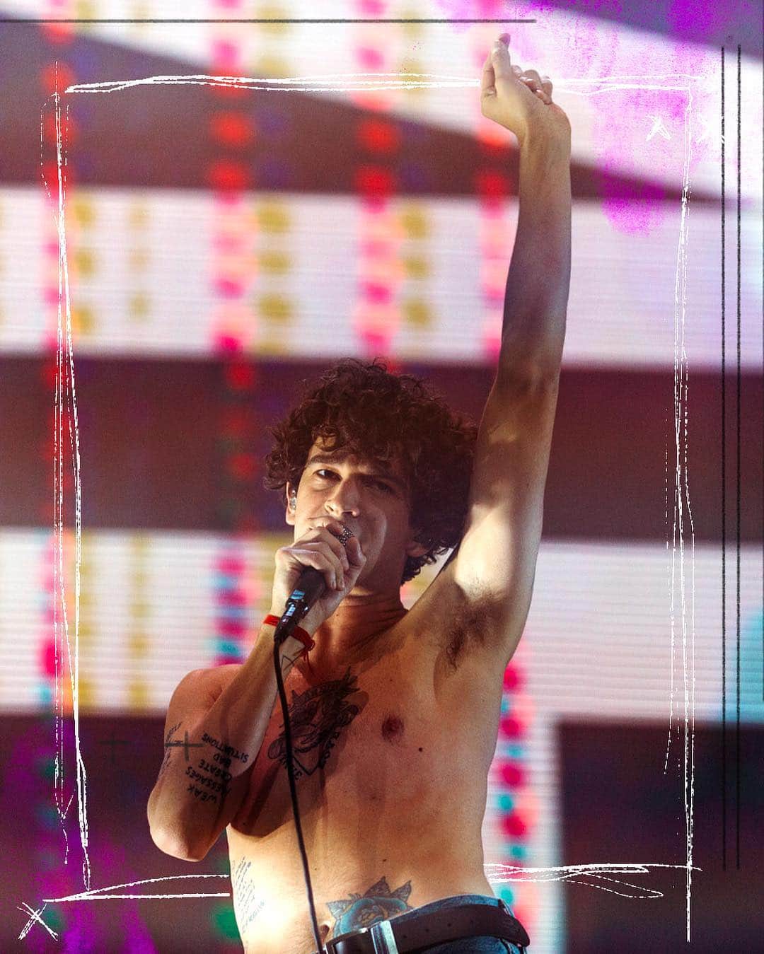 コーチェラのインスタグラム：「Love it @the1975 📷: @ashleyosborn 🖌: @allysontmillard」