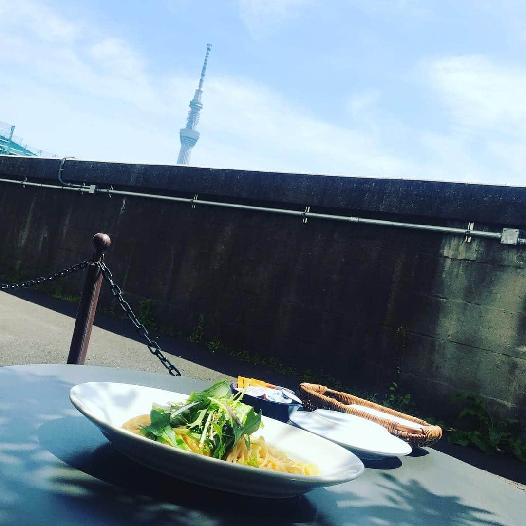 リバーサイドカフェ シエロイリオさんのインスタグラム写真 - (リバーサイドカフェ シエロイリオInstagram)「こんにちは！シエロイリオ  です！﻿ さいきんこの角度ハマってます…🤣﻿ ﻿ 少し肌寒いかもしれませんが、﻿ テラスからはスカイツリーが見えます！﻿ テラスはペットもOKなので、﻿ お散歩ついでに当店でカフェなど﻿ いかがですか？？﻿ ﻿ ﻿ ﻿ 📢毎月開催📢﻿ お食事ともにゆったりと音楽を楽しみませんか？﻿ 予約なしで入れます！﻿ 《月曜からくらまえ》﻿ next...5月22日月曜日🎧﻿ 18:00〜22:00﻿ @シエロイリオ ﻿ ﻿ ﻿ 🎉貸切フロアございます🎉﻿ 歓送迎会、結婚パーティー、ママ会、オフ会などなど大小様々な会に対応させていただきます！！﻿ パーティプランナーもいるのでお気軽にお問い合わせください🙆‍♀️﻿ お待ちしております💕﻿ ﻿ #riverside #cafe #cielo_y_rio #cielo﻿  #カフェ #シエロイリオ ﻿ #シエロ﻿ #東京 #蔵前 #浅草 #隅田川 #スカイツリー﻿ #蔵前カフェ #浅草カフェ﻿ #スカイツリーが見えるレストラン ﻿ #おしゃれカフェ #カフェ巡り #おしゃれカフェ巡り ﻿ #ランチ #lunch #レストラン  #カフェレストラン #ママ会 #キッズスペース #音楽イベント #DJイベント #本日のランチ #ウェディング #ペットok﻿」4月20日 14時45分 - cielo_y_rio