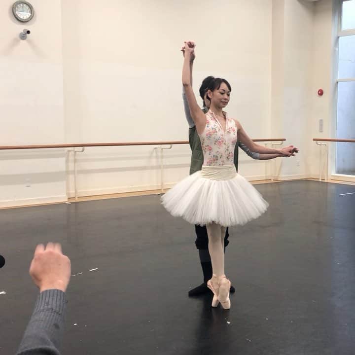 のインスタグラム：「来週末は、#白鳥の湖 です。 頑張ります❣️みなさまどうぞお越しください💗💗 こちら、#WOWOW の撮影のときのムービー📽です。  Repost from @tokyoballet_official)のInstagramアカウント:  #上野水香 と #柄本弾 のリハーサル より。#白鳥の湖 第2幕のアダージオの一コマ。長身で華やかな雰囲気をもつ2人の魅力少しでも感じていただけれは幸いです♫ #東京バレエ団 #上野の森バレエホリデイ」