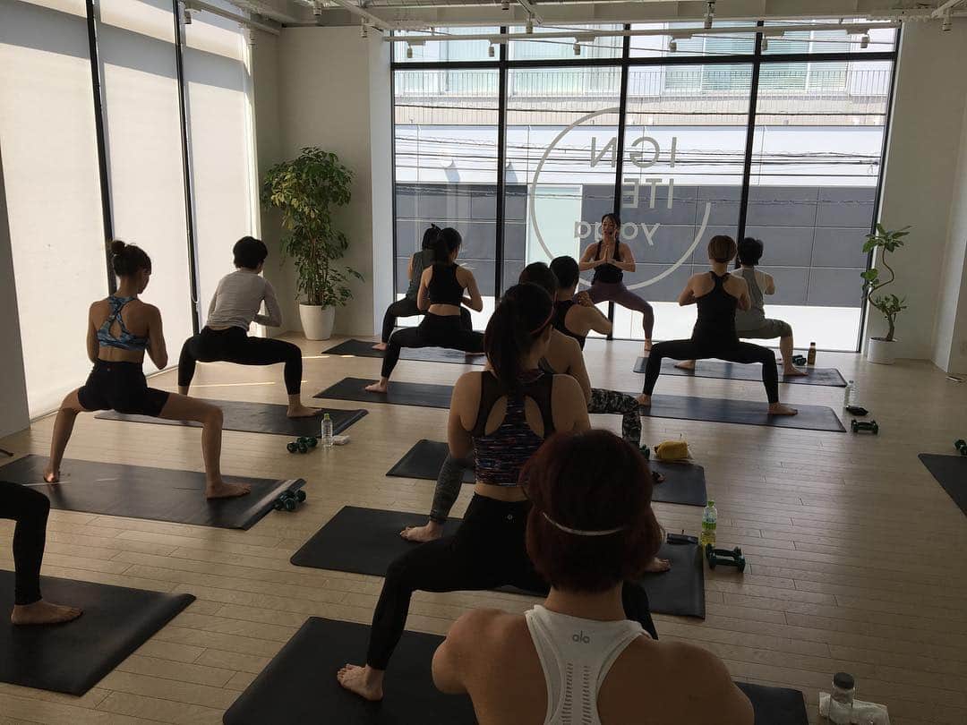 Ken Harakumaさんのインスタグラム写真 - (Ken HarakumaInstagram)「Juriちゃんクラス中！！！ 原宿IGNITE @lululemonjp 原宿店の2階 キレイなスタジオです。 @international_yoga_center」4月20日 14時48分 - kenharakuma