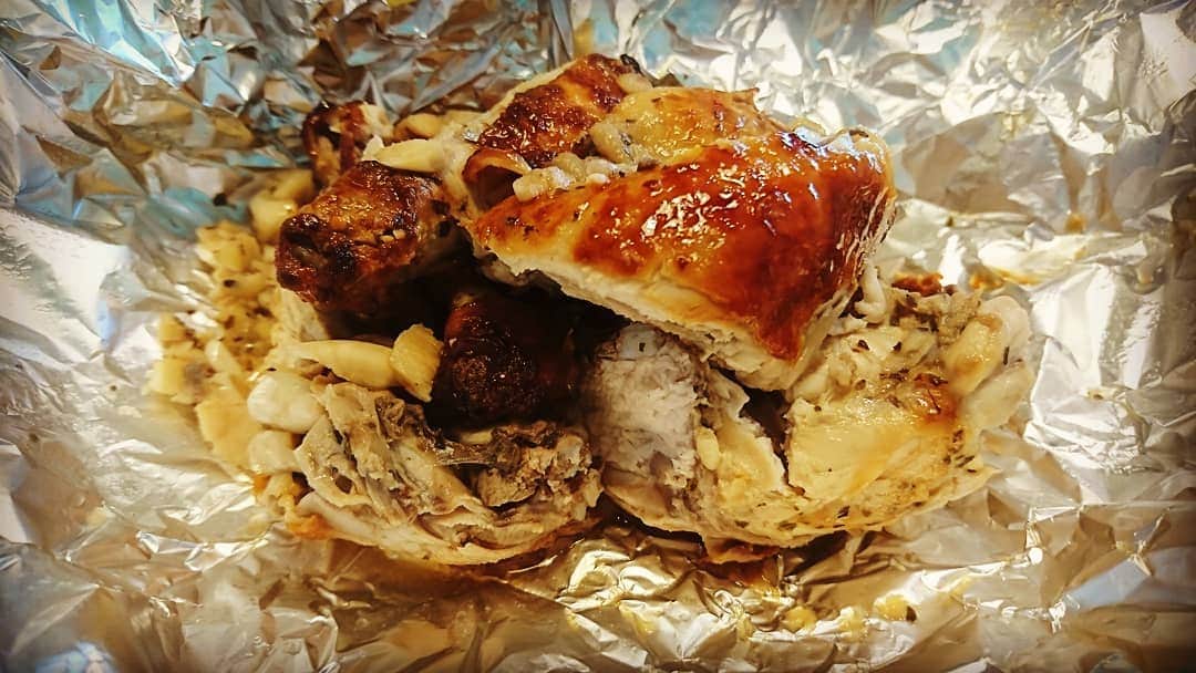 のインスタグラム：「『ブエノチキン浦添』鶏肉&にんにくを豪快に食べる沖縄県民のソールフードのブエノチキン♪今日は半分にしました♪旨いのです！  #沖縄 #ブエノチキン #ブエノチキン浦添 #鶏肉 #ローストチキン #にんにく #浦添市 # レギュラー松本 #あるある探検隊 #島ぜんぶでおーきな祭 #沖縄国際映画祭 #沖縄グルメ」