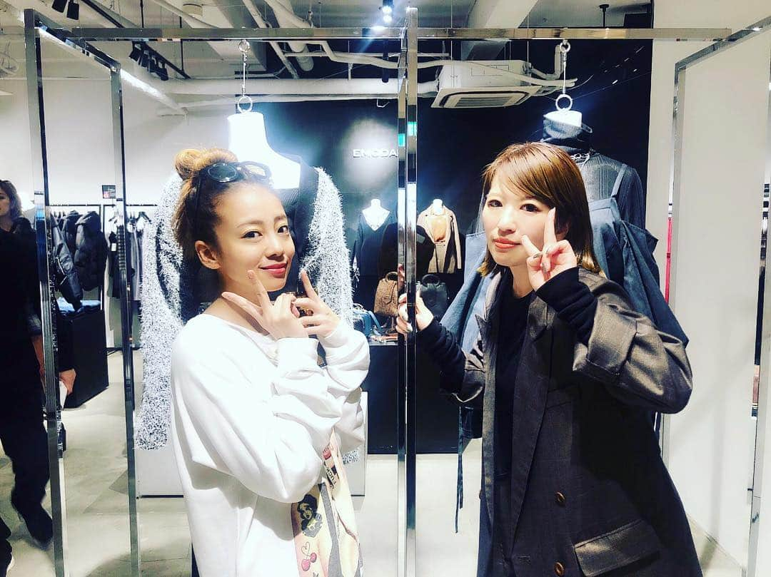 あびる優さんのインスタグラム写真 - (あびる優Instagram)「すでに秋冬の展示会、、🤭👗 コートやブーツやカーディガンたくさん頼んだので届くの楽しみ😋🎉 ニーハイブーツは多分売り切れちゃうから早めにゲットした方が良さそうだよー‼️ 去年完売で買えなかったから😭今年は予約しました🙋‍♀️ #fashion#emoda#ファッション#エモダ#展示会#受注会#秋冬」4月20日 14時50分 - yuabiru74