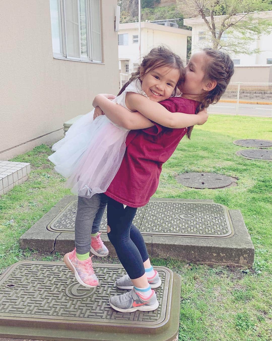 バイリンガル3兄妹のインスタグラム：「昨日の朝、ストーリーに エマのレギンスの膝がすれてたけど1日我慢して学校履いて行ってもらった話を載せたけど ・ 帰ってきたらパックリ。 擦れどころかパックリ😂 ・ それはそれで、なんかロックな感じで可愛かったけど。 ・ でもなんか丈も短いんだよなー まさか まさかね？ ・ タグを確認したらやっぱり。 ・ 華のだったわ😂😂 ・ そりゃ裂けるわ😂 ・ そして、華はエマのレンギス履いてました。 どうりでぶかぶかだわ。 ・ いや、気づくの遅いわー 1日の終わりまで誰も気づかないなんて😂 ・ ・ #姉妹 #バイリンガル3兄妹」