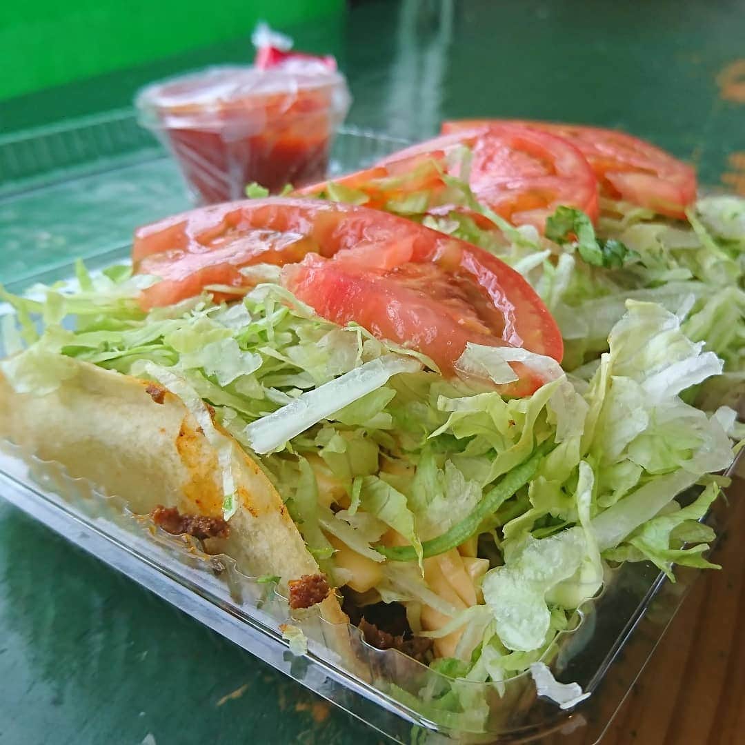 のインスタグラム：「『キングタコス』食べに来てしまった！野菜とチーズと生地と肉がお口の中で混ざり合って最高なのです(^○^) 沖縄に来たら少し足をのばしてでも、食べたくなる味♪旨い！！ #キングタコス #キンタコ #タコス #沖縄 #レギュラー松本 #あるある探検隊 #島ぜんぶでおーきな祭 #沖縄国際映画祭 #沖縄グルメ」