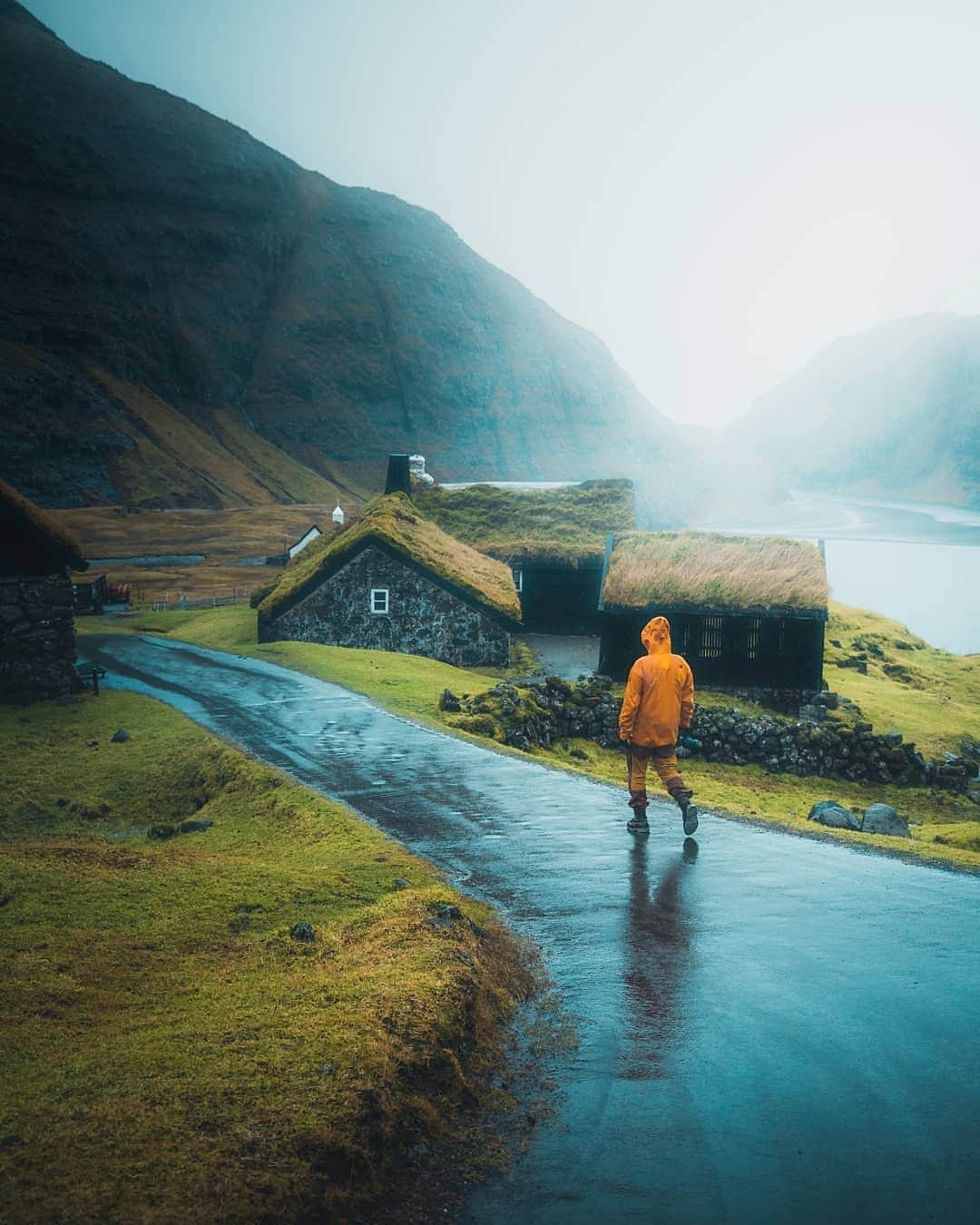 Discover Earthさんのインスタグラム写真 - (Discover EarthInstagram)「Unspoiled, Unexplored, Unbelievable, the Faroe Islands are a must on any decent bucket list ! Is it on yours ? 🇫🇴 Who would you visit with ? Tag them ! — 📍#DiscoverFaroeIslands — 📸 Photo by @rannvajoensen」4月20日 15時03分 - discoverearth