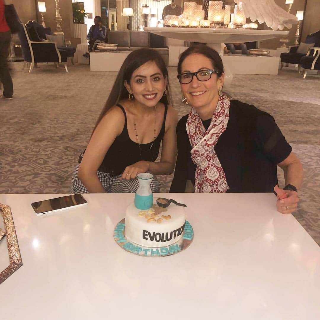 ボビー・ブラウンのインスタグラム：「I had to share the only in 2019 could these same minded entrepreneurs get together for an incredible dinner in Delhi. I first met @nikitaupadhyay on instagram and gave an in-depth interview for her new book on FaceTime while in the Bahamas and she in India. She  is also obsessed and speaks to my friend @mhiggins And @paayalm whom I met in NY at Hearst Towers while we were both meeting w editors. Her new bespoke luxury clean brand is one to watch. It incredible. And very special. She is quite a modern woman @essentialbodycouture excited to work with both of these woman helping them build their brands. @nikitaupadhyay has her first 2 clients signed to her boutique digital company. And I will be working @paayalm on her NY footprint. 🙏🙏🇮🇳 and the beautiful baby with black eyeliner was so gorgeous I couldn’t resist.」
