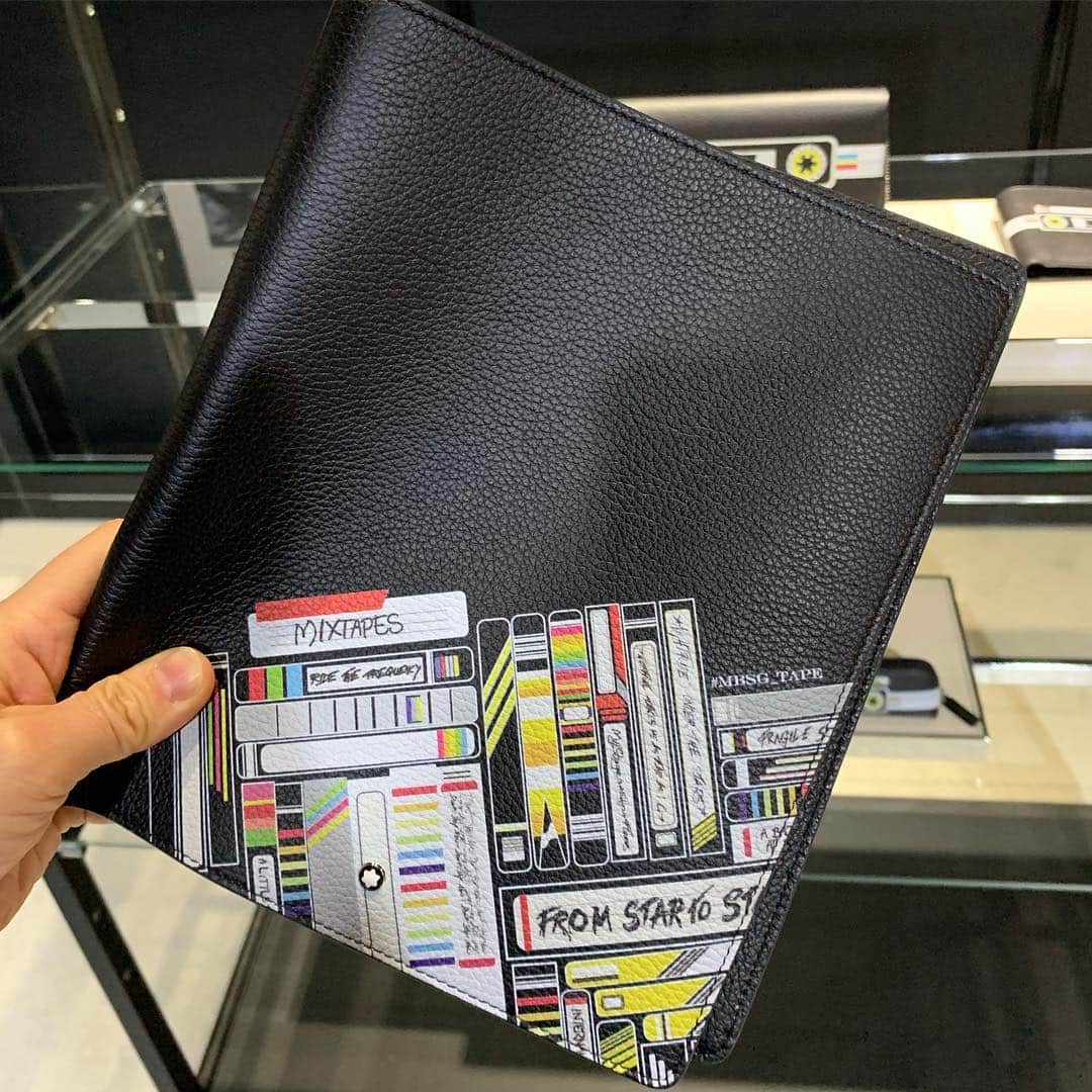 のインスタグラム：「@montblanc @montblanc_jpn  モンブランの新作は、モノトーンなイメージに留まらず、カセット柄や、ネイビー×ブルー、ブラック×レッドといった差し色配色も登場。仕事がちょっと楽しくなるビジネス小物、贈り物にも◎。 #montblanc」