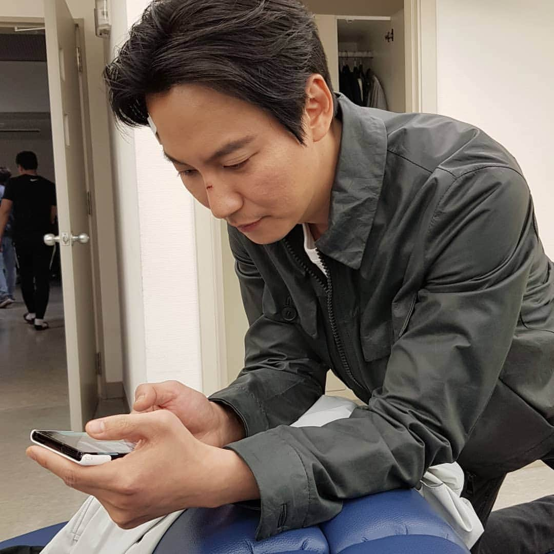 C-JeS エンタテイメントさんのインスタグラム写真 - (C-JeS エンタテイメントInstagram)「#김남길 이 심각하게 보고있는 것은...🤔? . 센스있게 음료 메뉴판을 찍어온 #매니저 분의 핸드폰🤭🤭🤭 . (그의 선택은... #곡물라떼 였대요🥤) . 오늘밤 10시 #열혈사제 #마지막 이야기 . #KimNamgil #キムナムギル #金南佶 #sbs #TheFieryPriest #热血司祭 #씨제스타그램 #cjestagram」4月20日 15時27分 - cjes.tagram