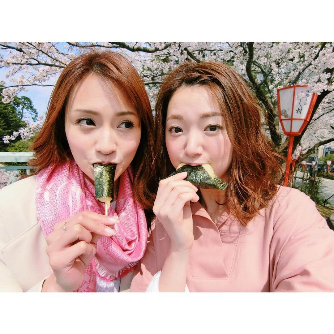 的場絢香さんのインスタグラム写真 - (的場絢香Instagram)「#20190412﻿ ﻿ 桜色コーデでお花見💕﻿ ﻿ 花より団子🌸🍡﻿ 三色団子といそべもち❤︎﻿ ﻿ _____________________________ #お花見 #桜 #金沢 #にこいち」4月20日 15時19分 - ayaka_matoba