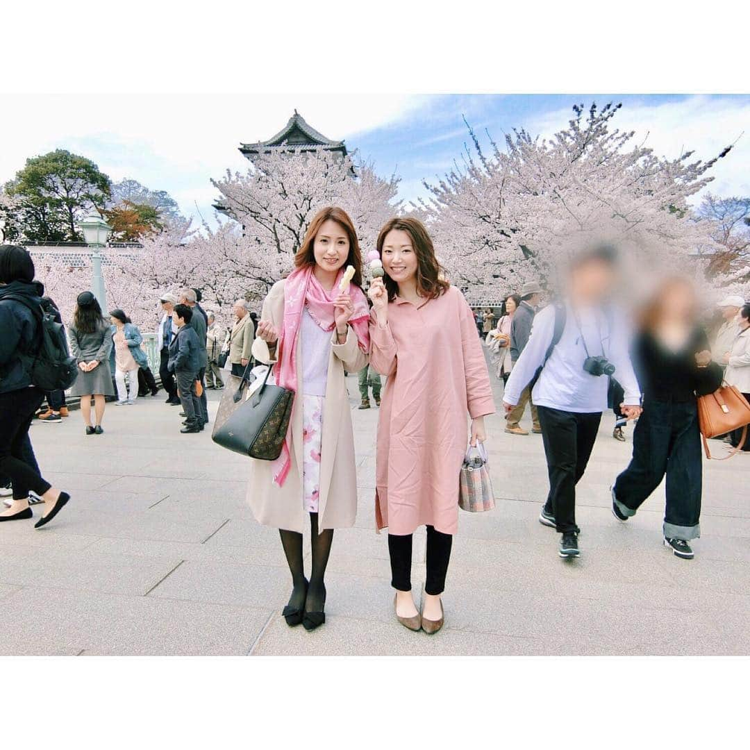 的場絢香さんのインスタグラム写真 - (的場絢香Instagram)「#20190412﻿ ﻿ 桜色コーデでお花見💕﻿ ﻿ 花より団子🌸🍡﻿ 三色団子といそべもち❤︎﻿ ﻿ _____________________________ #お花見 #桜 #金沢 #にこいち」4月20日 15時19分 - ayaka_matoba