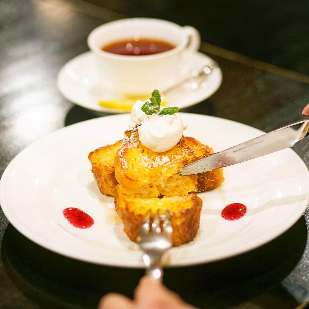 のインスタグラム：「ふんわり食感と、ジュワッと優しい甘さにきゅん🍞﻿ ﻿ 1965年創業〈喫茶 ジュン〉のフレンチトースト。フランスパンに、卵と牛乳、砂糖などを合わせた液を浸み込ませ、低温で焼き上げるシンプルながらリッチな味わい。﻿ ﻿ 【Hanako_大銀座特集発売!!】﻿ #Hanako #Hanako_magazine #Hanako30th #喫茶店巡り #フレンチトースト #アフタヌーンティー  #銀座 #日本橋 #日比谷 #丸の内 #東銀座 # #銀座ランチ #東京カフェ #日比谷カフェ #日比谷ランチ #銀座カフェ #銀ブラ #銀座グルメ #日本橋カフェ #日本橋ランチ #丸の内ランチ #カフェ部 #カフェ巡り #東京グルメ #スイーツ部 #東京観光 #ginza #tokyo #photoby_YokoTajiri」