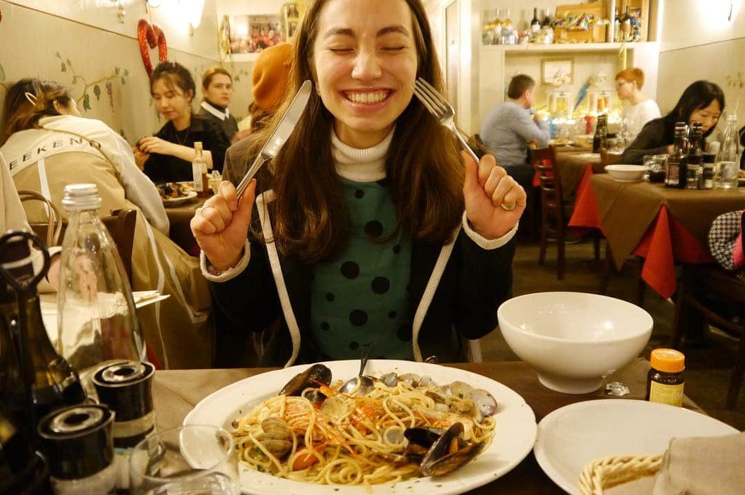 加藤ジーナさんのインスタグラム写真 - (加藤ジーナInstagram)「ヴェネチアで食べた海鮮のパスタ美味しかったなあ〜🦐 でもイタリアの食事はほとんど失敗したから、旅行に行く人は頑張ってね！🇮🇹笑 (口コミ良い所しか行かなかったけど、大体味が濃すぎて食べられなかった笑) #イタリア #ヴェネチア #ベネチア #パスタ #シーフード #イタリア旅行 #海外旅行 #イタリアグルメ #旅行好きな人と繋がりたい #たべすたぐらむ」4月20日 15時30分 - katogina_718