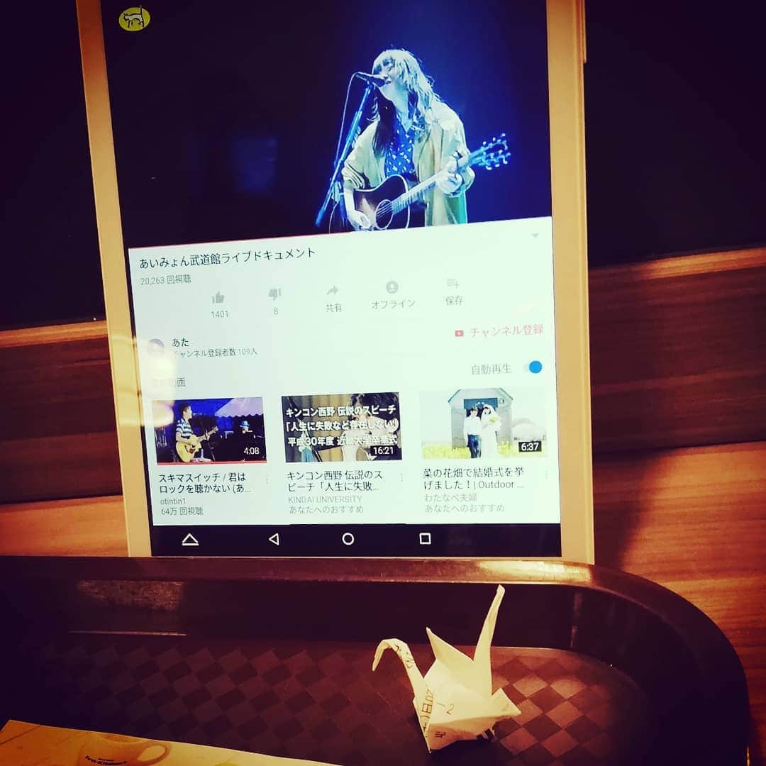松本隆博のインスタグラム：「。 ちょい息抜き。 サテンであいみょん 観ながら折鶴^^;」