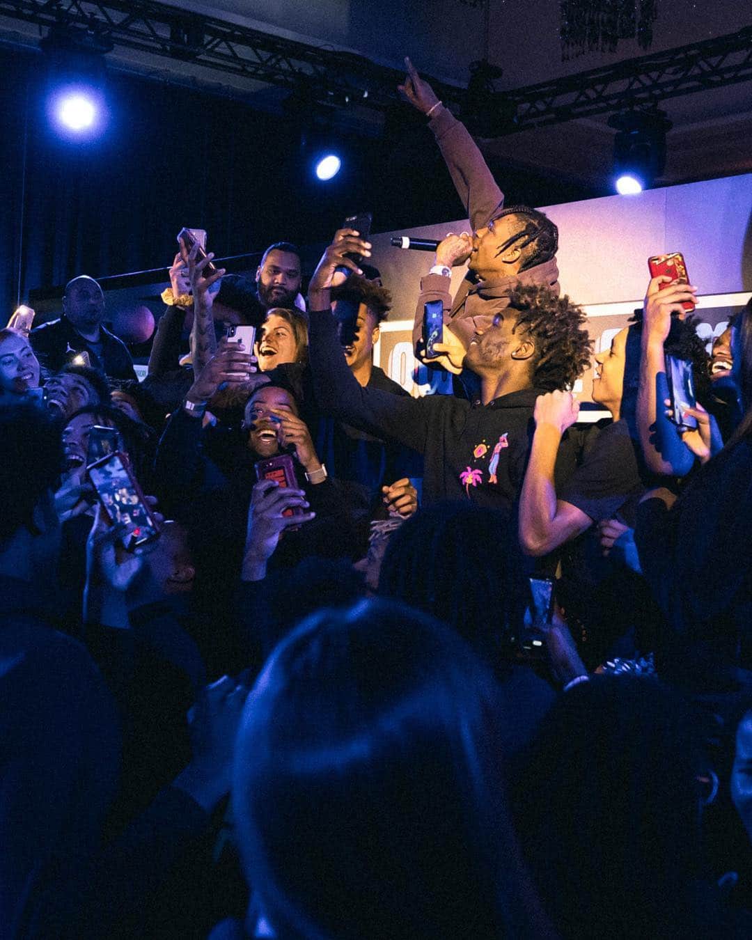 Jordanのインスタグラム：「Family ties. @TravisScott pulled up at the Jordan Brand Classic to motivate the future stars of the hardwood.」
