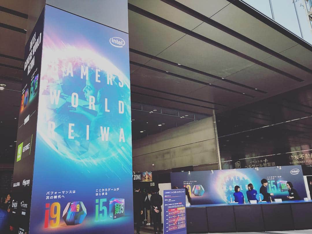 石川龍さんのインスタグラム写真 - (石川龍Instagram)「「INTEL GAMERS WORLD REIWA」という #eスポーツ 関連のイベントの企画制作に携わらせていただきまして、現場におります。 オープンエアで観覧フリーのイベントですが、プログラムを目当てにしてくれている来場者だけでなく、通りすがりの方もたくさん興味をもって足を止めてくださっているようで何よりです。 #インテルでゲーミング」4月20日 15時39分 - slow_night