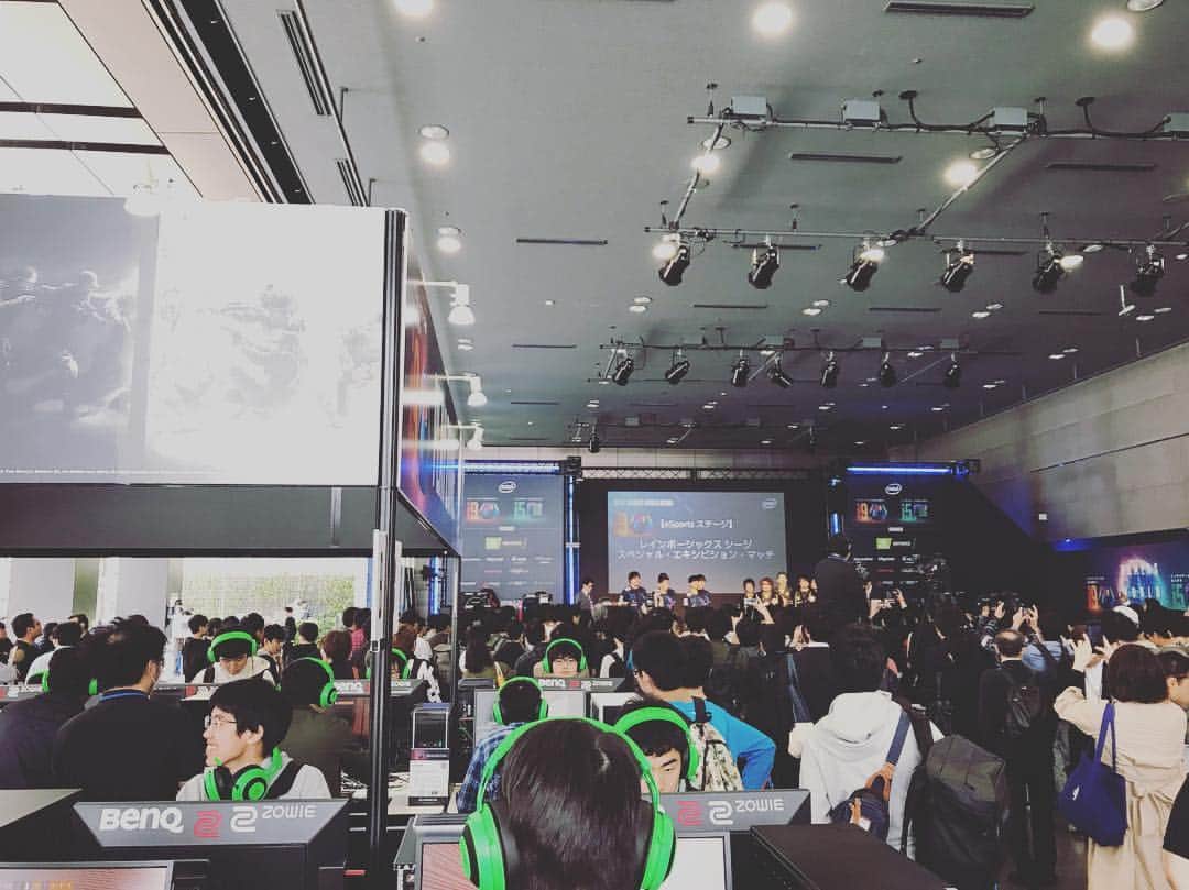 石川龍のインスタグラム：「「INTEL GAMERS WORLD REIWA」という #eスポーツ 関連のイベントの企画制作に携わらせていただきまして、現場におります。 オープンエアで観覧フリーのイベントですが、プログラムを目当てにしてくれている来場者だけでなく、通りすがりの方もたくさん興味をもって足を止めてくださっているようで何よりです。 #インテルでゲーミング」